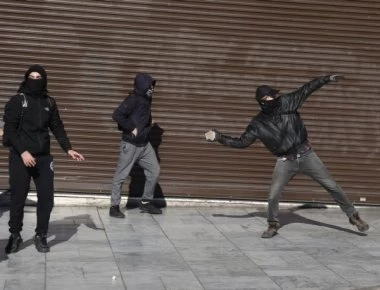 Πεδίο μάχης η ΑΣΟΕΕ: Επίθεση κουκουλοφόρων κατά των ΜΑΤ